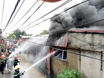 Hà Nội: Cháy xưởng tái chế nhựa tại làng nghề Triều Khúc