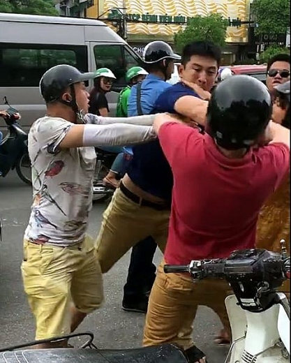 ha noi tam giu 2 doi tuong hanh hung nguoi ngoai quoc do va cham giao thong