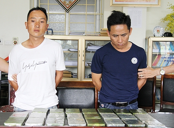 hai doi tuong van chuyen trai phep 23 banh heroin