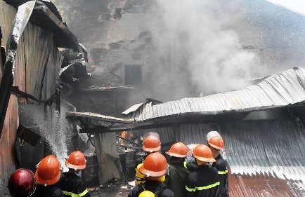 Kho chứa cồn bốc cháy dữ dội