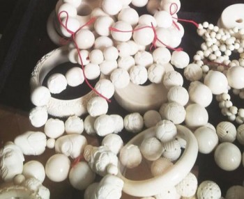 Bắt giữ nhiều trang sức chế tác trái phép từ ngà voi