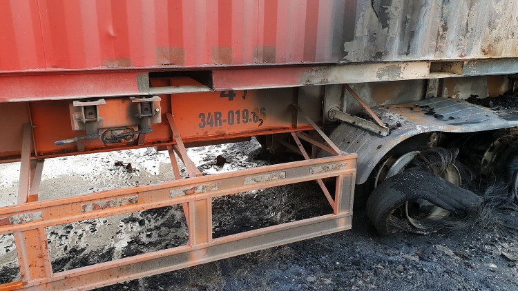 tong vao duoi xe container oto khach chay tro khung