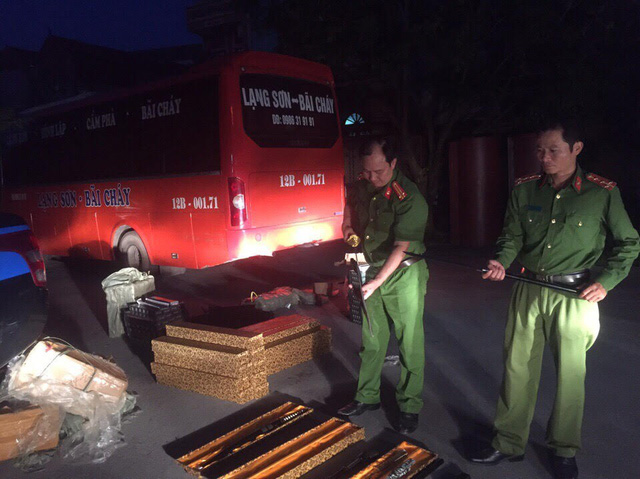 Bắt hai ôtô vận chuyển gần 300 thanh kiếm, dùi cui điện bat hai oto van chuyen gan 300 thanh kiem dui cui dien