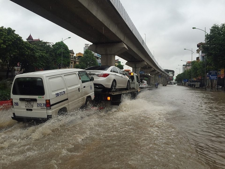 Hà Nội: Mưa lớn, phố lại biến thành sông ha noi mua lon pho lai bien thanh song