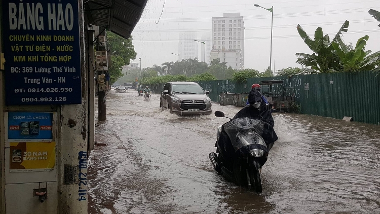 Hà Nội: Mưa lớn, phố lại biến thành sông ha noi mua lon pho lai bien thanh song