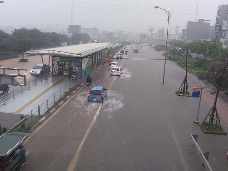 Hà Nội: Mưa lớn, phố lại biến thành sông ha noi mua lon pho lai bien thanh song