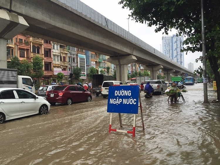 Hà Nội: Mưa lớn, phố lại biến thành sông ha noi mua lon pho lai bien thanh song