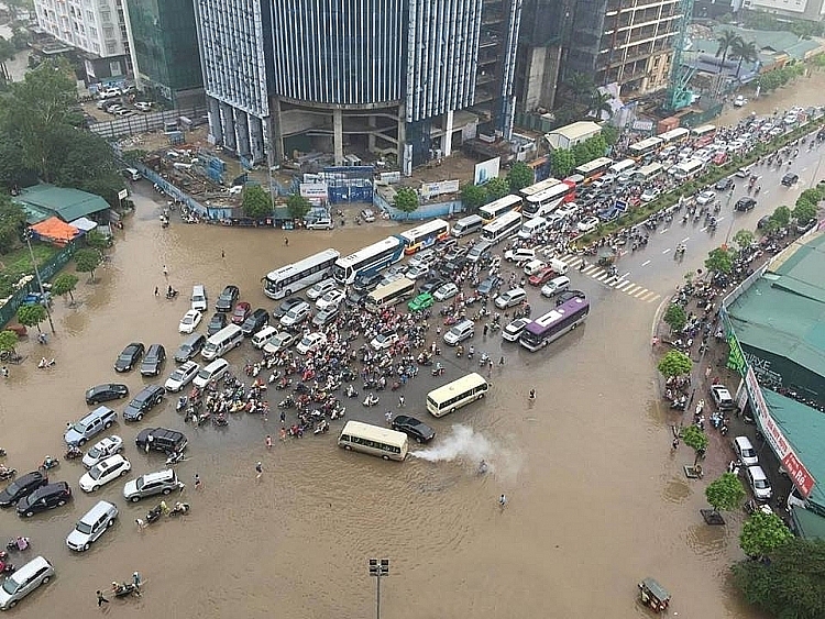pho ha noi bien thanh song sau mua lai xe taxi thoi lai tien am phu cho khach tay