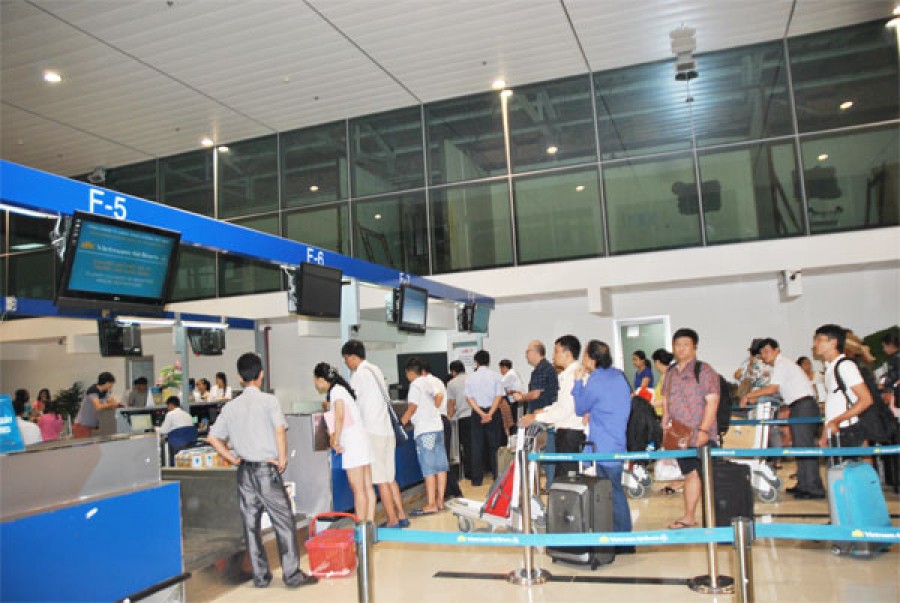 Lăng mạ nhân viên an ninh, tự đập đầu vào cửa kính sân bay