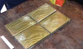 Sơn La: Bắt 2 đối tượng vận chuyển 4 bánh heroin