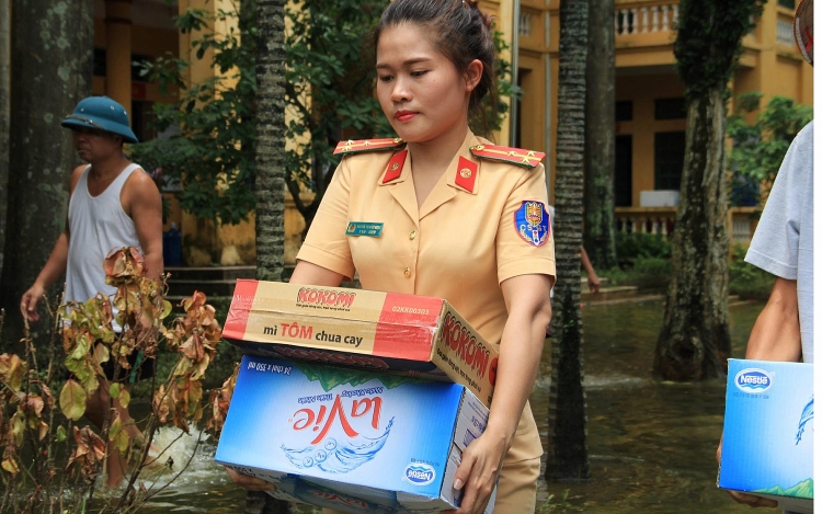 hon 200 suat qua den voi ba con vung lu chuong my