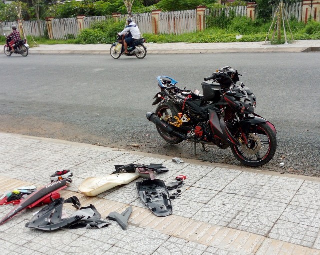 Giận vợ, thanh niên tháo tung xe gắn máy vứt bên đường