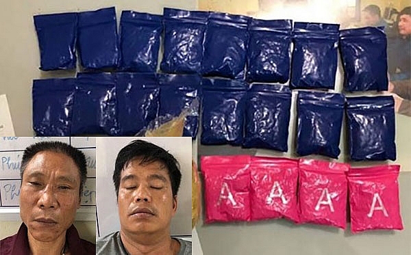 bat hai doi tuong trang bi sung k59 van chuyen luong ma tuy khung