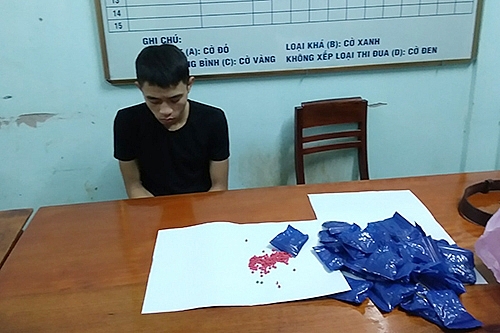 thanh nien giau 8000 vien ma tuy trong mu bao hiem