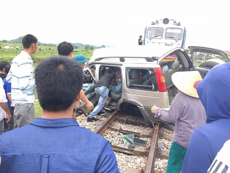 Đi thắp hương ngày rằm, ôtô 7 chỗ bị tàu hỏa tông, hai người tử vong