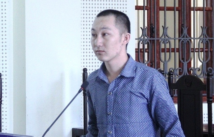 nguoi vo tre cung bon con tho den toa vi chong cho thue ma tuy