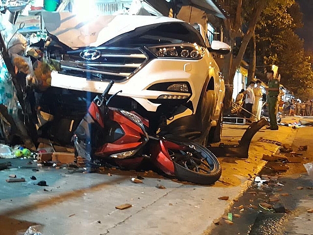 oto lao len via he tong 2 nguoi chet 4 nguoi bi thuong