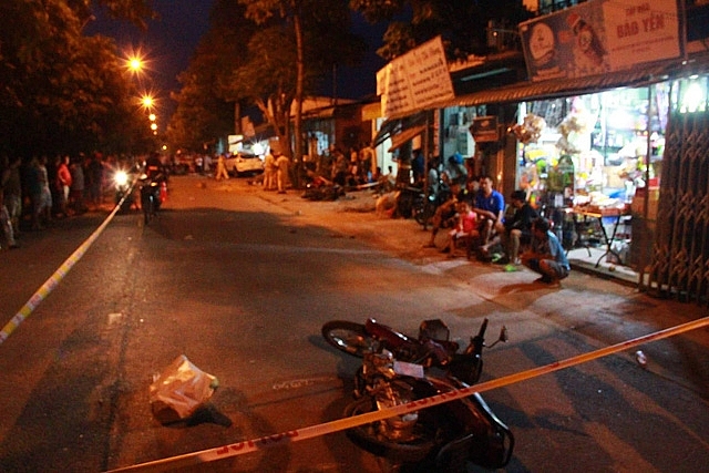 oto lao len via he tong 2 nguoi chet 4 nguoi bi thuong