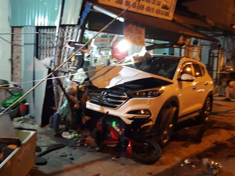 oto lao len via he tong 2 nguoi chet 4 nguoi bi thuong