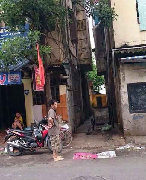 mot nguoi dan ong chet trong nha ve sinh cong cong