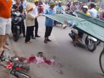 Va chạm với xe chở tôn, bé trai tử vong