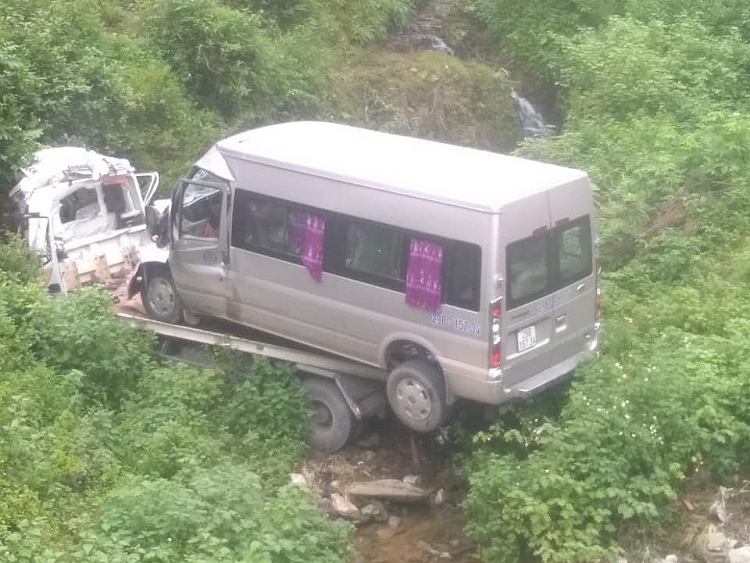 xe cuu ho lao xuong vuc hoa binh hai nguoi chet