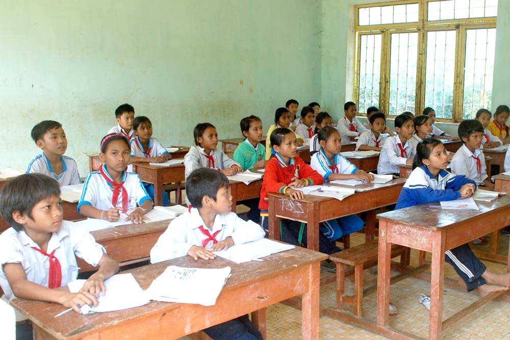 Hà Nội: Mua máy phát điện, điều hòa bằng tiền của học sinh...?
