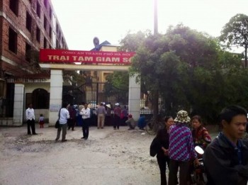 Đánh chết bạn cùng buồng giam