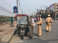 gap canh sat vut xe sh bo chay