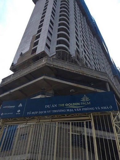 thanh sat dai 2m xuyen thung mai nha dan giua dem