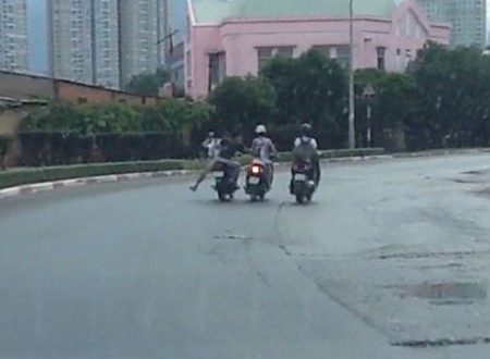 Hai thanh niên chuyên cướp tài sản trên QL5