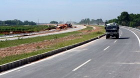 Lùi thời gian thông xe vì chậm tiến độ