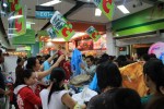 Người dân Sài Gòn nhộn nhịp mua sắm Tết