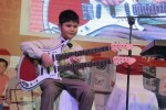 Cậu bé mù chơi 5 loại nhạc cụ