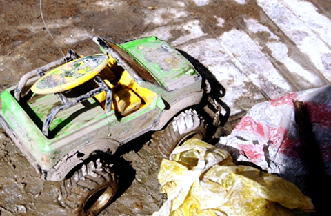 Vừa bước lên tàu hình ảnh đau xót đầu tiên ập vào mắt chúng tôi đó là chiếc xe đồ chơi, quà tặng sinh nhật của cháu Quách Hồng Đạt vẫn còn đó bị nhồi nhét đầy sình bùn