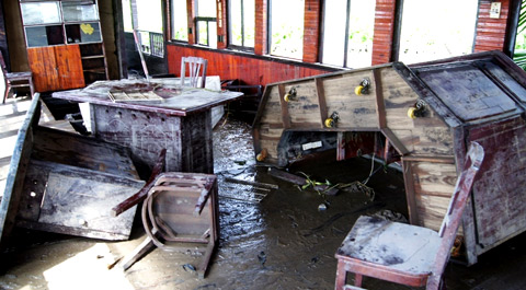 Quan cảnh tan hoang tại tầng 1 của du thuyền