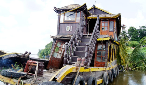 Con tàu định mệnh được nổi lên đủ 2 tầng vào sáng 24/5