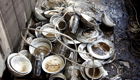 Bát đĩa, ly.. vật dụng trên tàu nằm vương vãi khắp lối đi vào gian bếp