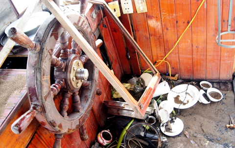 Ca bin nơi lái tàu Lê Văn Đức ngổn ngang những vật dụng trên chiếc du thuyền