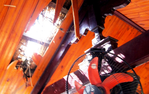 ảnh 4: Trên mái tầng 2 chiếc du thuyền bị thủng một lổ lớn