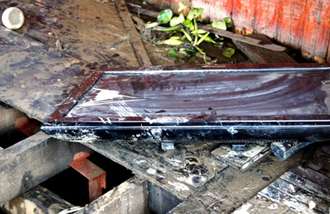 Chiếc tivi LCD nơi khoang tàu tổ chức sinh nhật của cháu Đạt bị rơi xuống sàn nhưng không vỡ