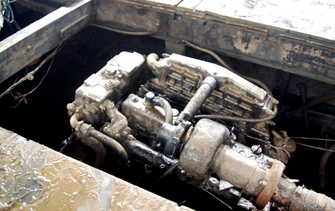 Một thợ lặn chỉ nơi hầm máy nơi mà sáng 23/5 các anh mới phát hiện cháu Phạm Xuân Khánh, nạn nhân cuối cùng bị vùi lấp trong đóng sình bùn, dầu máy