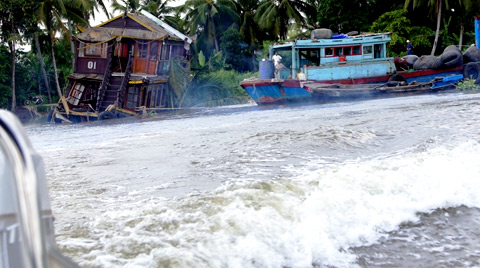 Từng đợt sóng vẫn đập vào mạn tàu.