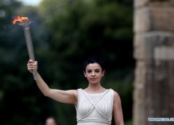 Ngọn lửa Olympic 2012 đã được thắp sáng ở Olympia