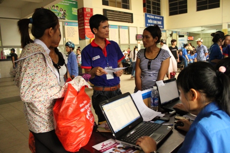 Các tình nguyện viên giúp đỡ thí sinh và người nhà