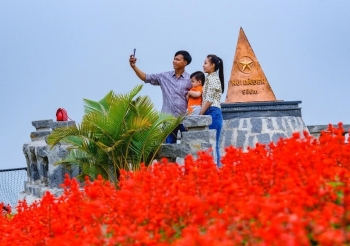 Đến Tây Ninh ngắm hoa tulip nở rực rỡ trên đỉnh núi Bà Đen dịp Tết Nhâm Dần