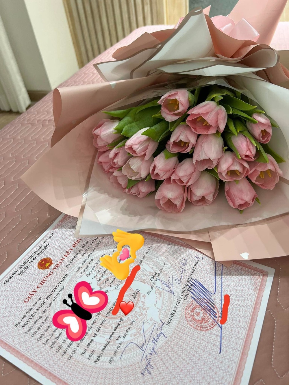 Phương Trinh Jolie khoe giấy đăng ký kết hôn cùng Lý Bình