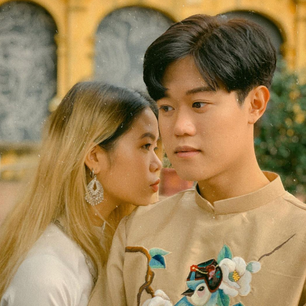 Danh tính chàng trai lạ mặt xuất hiện cùng Tlinh