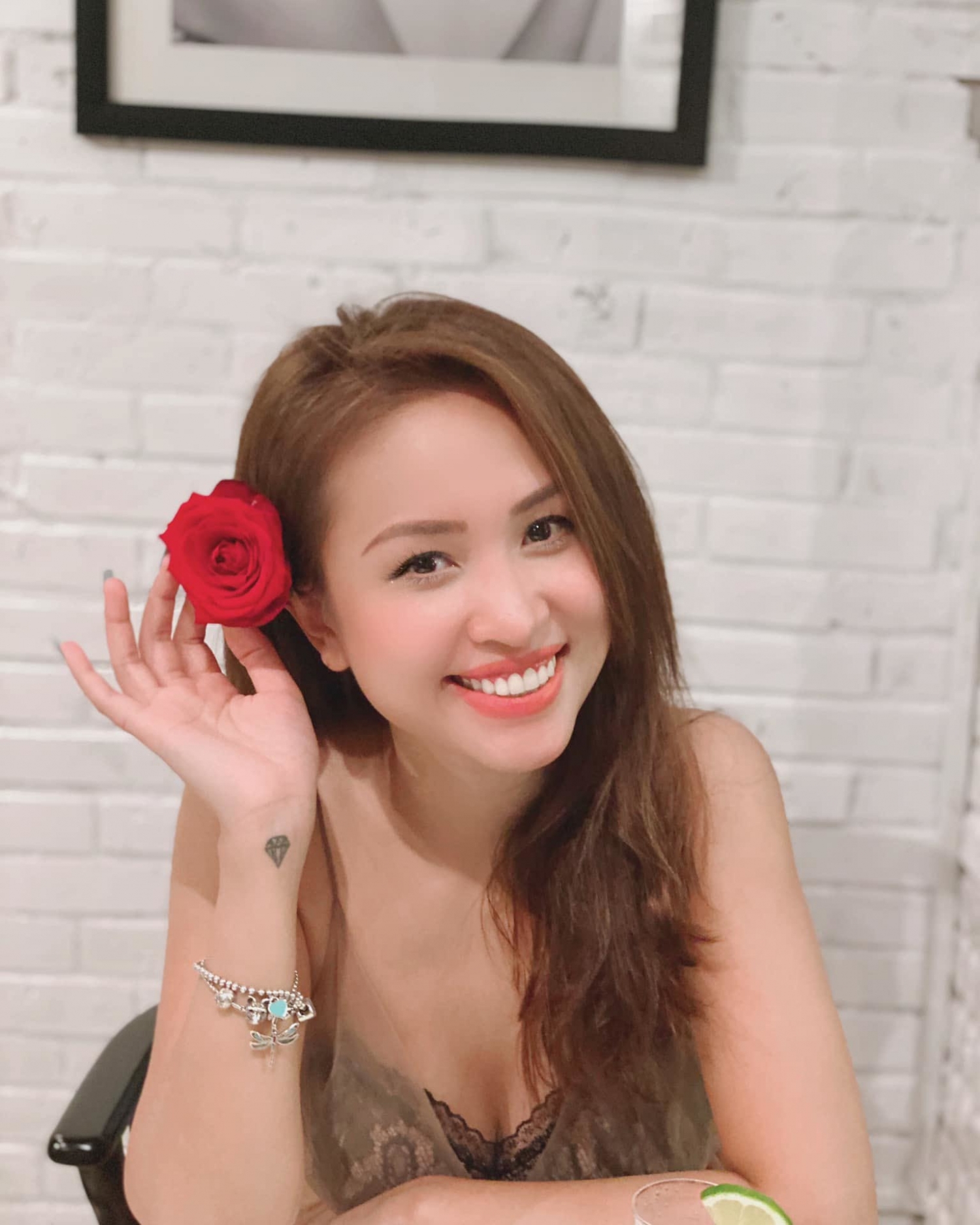 Vân Hugo khoe ảnh bầu 