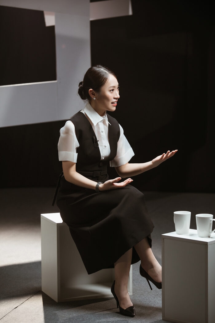 MC Khánh Vy thay đổi style thanh lịch, tối giản